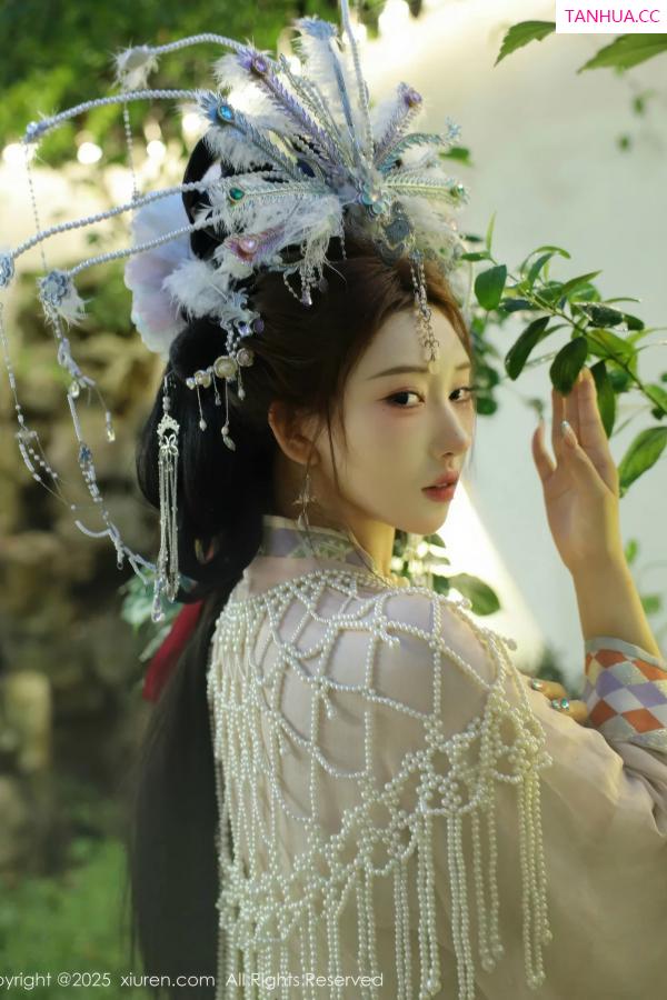   [XiuRen]高清写真图 2025.09.05 No.10736 梨霜儿 浅色古装第23张图片